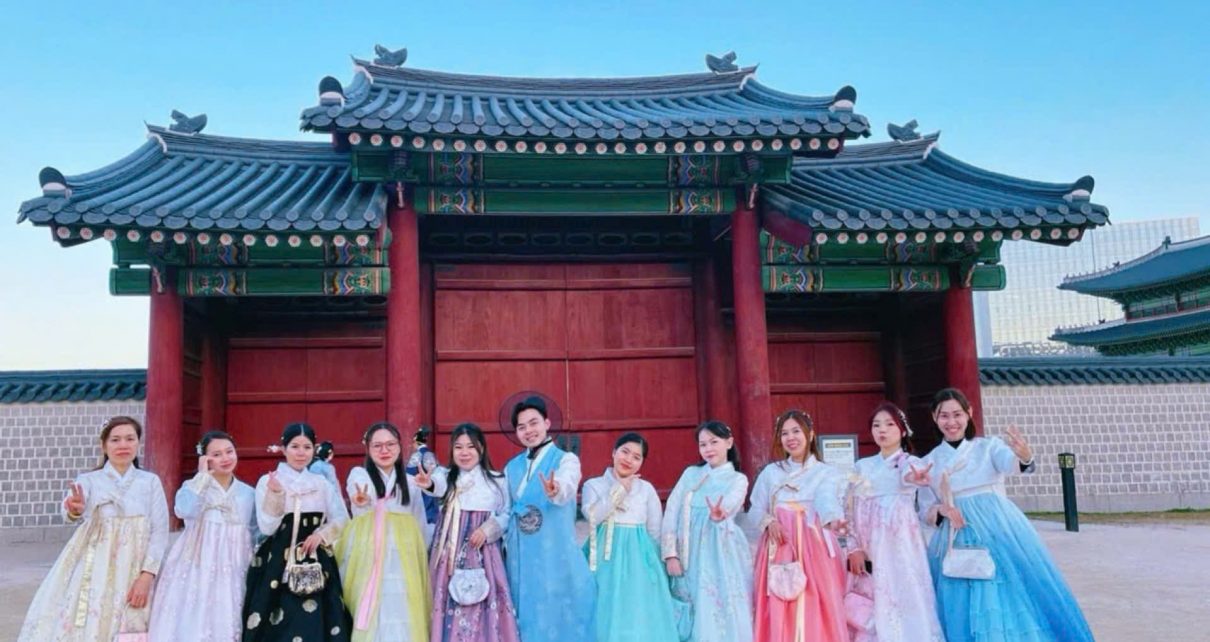 phiên dịch viên tiếng Hàn mặc trang phục hanbok