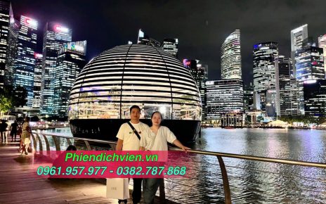 đoàn hai khách du lịch singapore