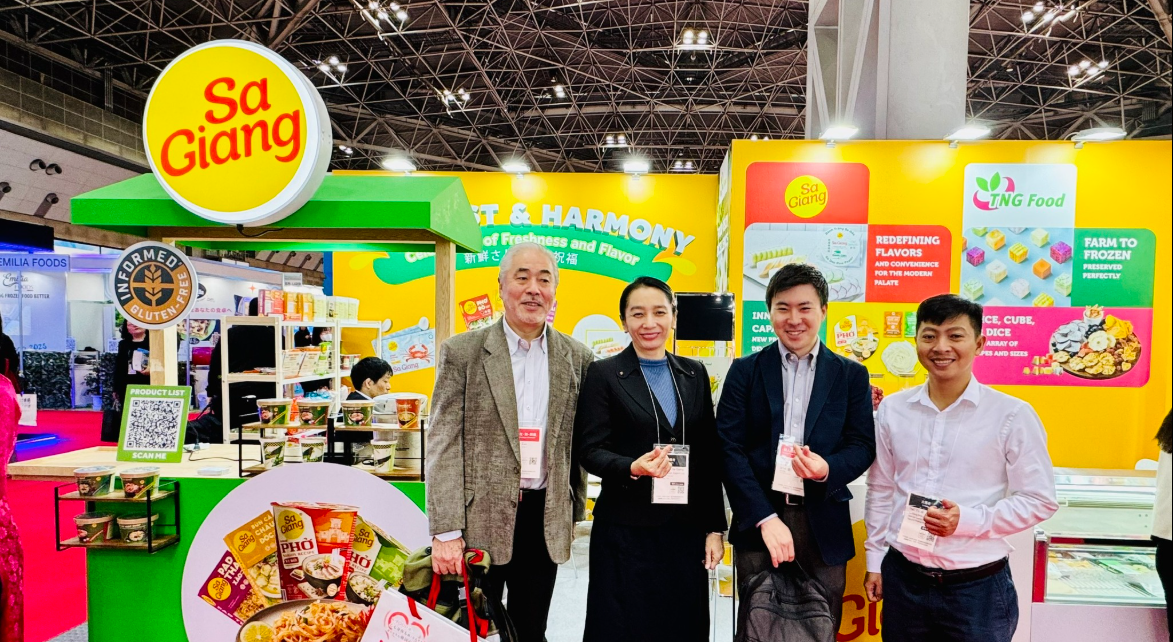 doanh nghiệp sa giang chụp ảnh cùng phiên dịch tiếng nhật tại foodex japan