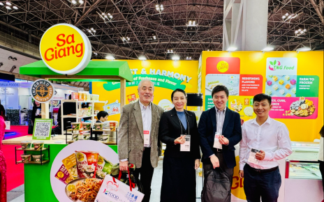doanh nghiệp sa giang chụp ảnh cùng phiên dịch tiếng nhật tại foodex japan