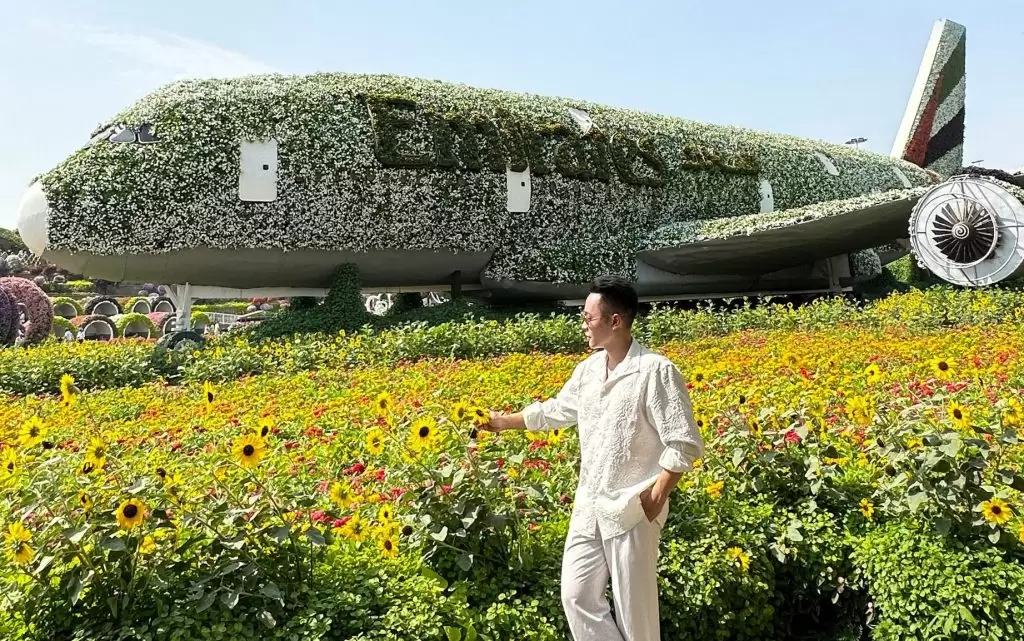 Rat nhieu bong hoa tuoi duoc trong trang tri quanh may bay Airbus A380 cua Emirates