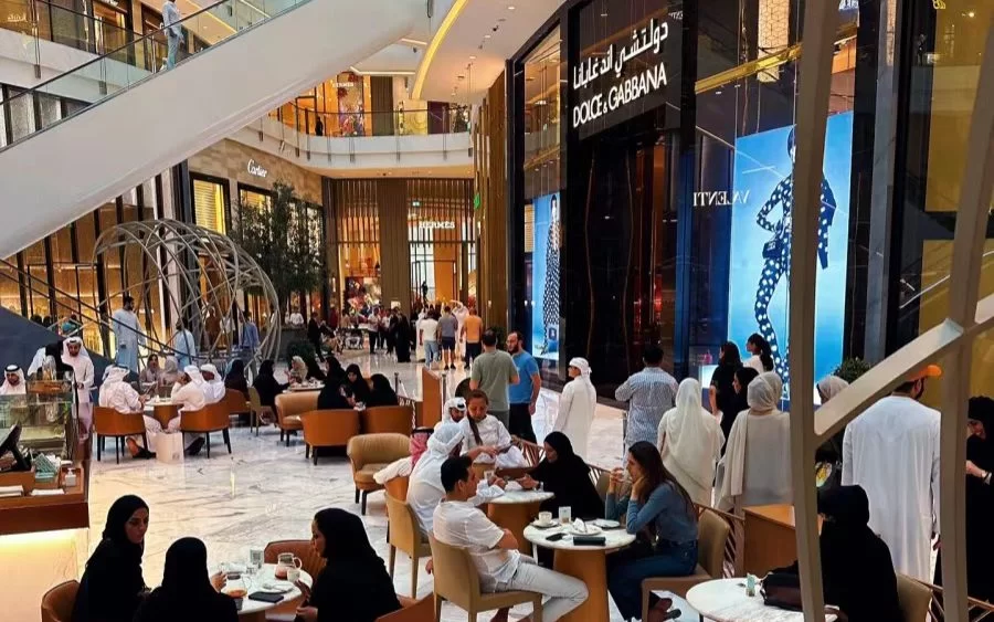 Nguoi ban dia Dubai rat thich mua sam va gap go nhau  tai Dubai Mall