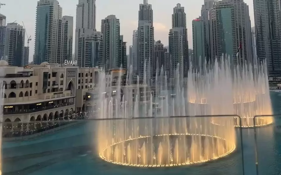 Du khach se duoc chiem nguong man trinh dien nhac nuoc tren ho Burj Khalifa