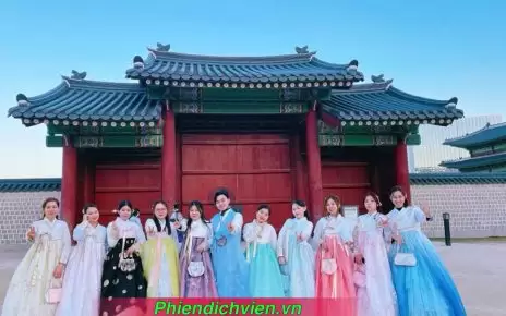 phiên dịch viên tiếng Hàn mặc trang phục hanbok