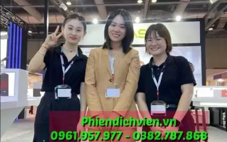 phiên dịch viên tiếng Ý check in tại sự kiện