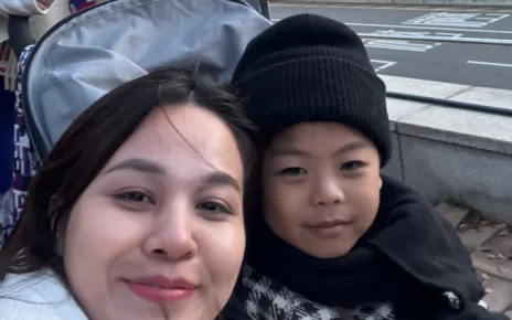 2 khach du lich han quoc selfie
