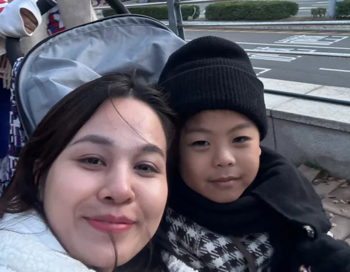 2 khach du lich han quoc selfie