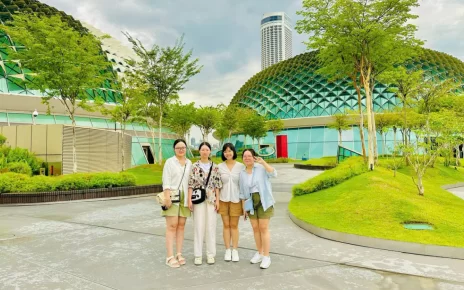 4 khach singapore check in