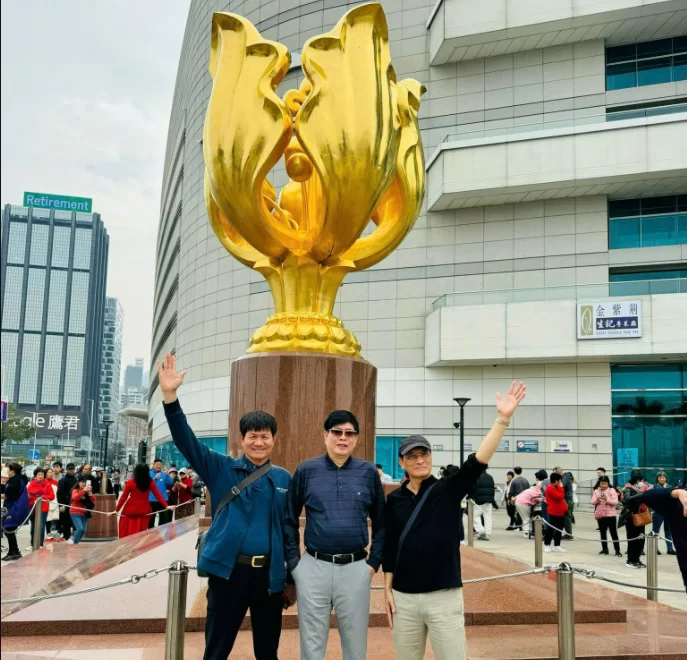 huong dan vien du lich tu tuc kham pha hong kong