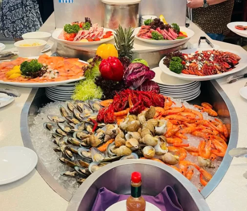 huong dan vien du lich tu tuc kham pha hong kong