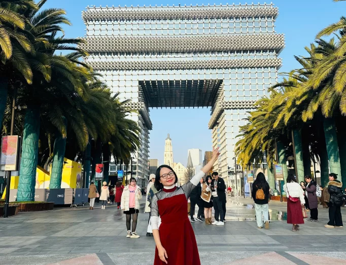 huong dan vien du lich tu tuc con minh van nam