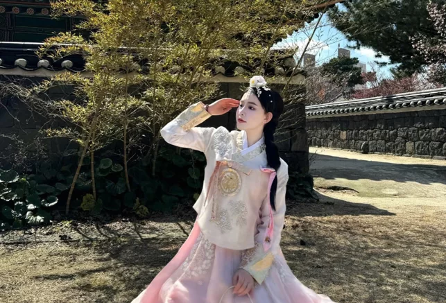 khach hang trai nghiem chekc in trang phuc truyen thong hanbok